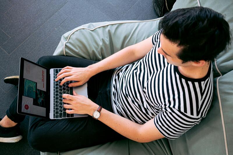 homme avec son PC